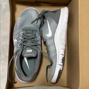 Women’s Nike tennis shoes